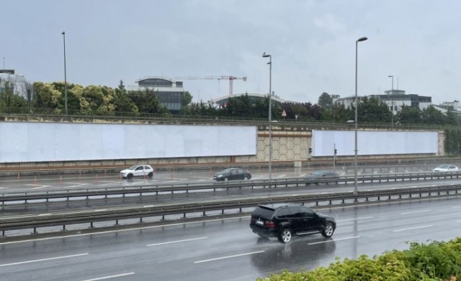 İstanbul'da İBB'nin kaldırdığı dikey bahçelerin yerine reklam panoları asıldı