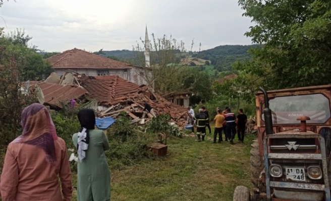 Kocaeli'de 2 katlı ev çöktü