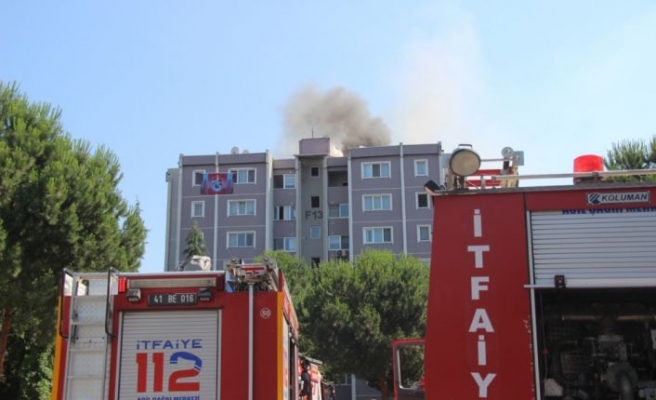 Katlı apartmanın çatısında çıkan yangın söndürüldü