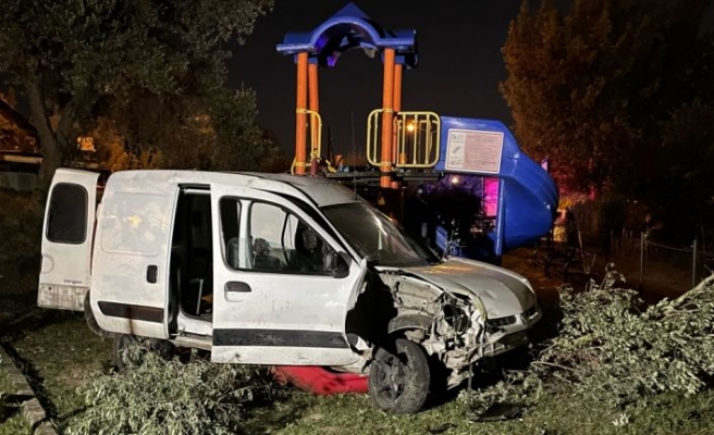 Kocaeli'de panelvanın çocuk parkına uçtuğu kazada 1 kişi öldü, 1 kişi yaralandı