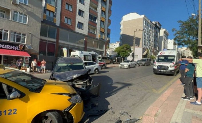 Kocaeli'de taksi ile hafif ticari araç çarpıştı 5 kişi yaralandı