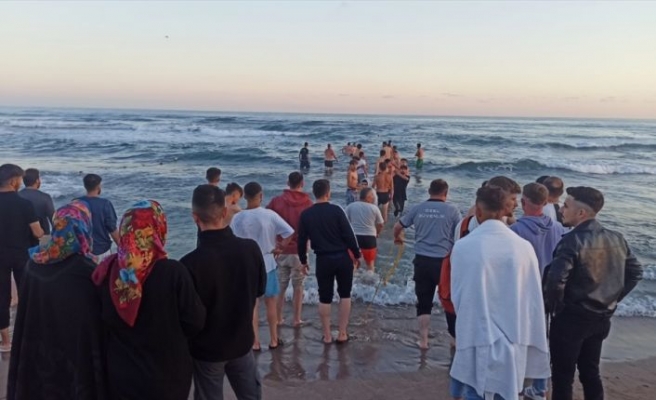 Kocaeli'nin Kandıra ilçesinde denize giren 2 kişiden biri boğuldu, diğeri aranıyor