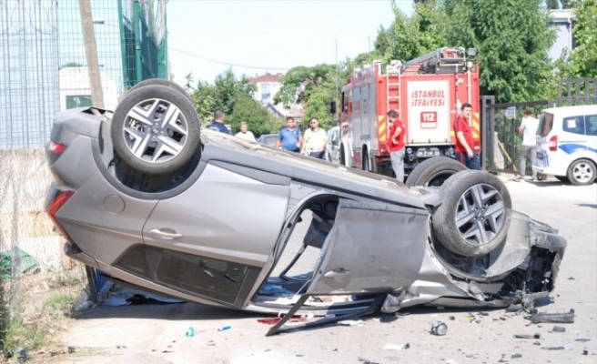 Tuzla'da devrilen otomobilin sürücüsü yaralandı