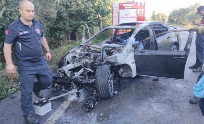 Bursa'da ağaca çarpıp alev alan otomobilin sürücüsü öldü