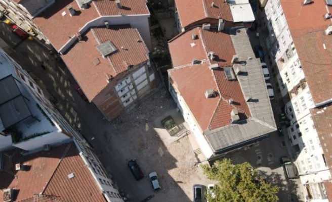 Bursa'da binalar arasında kalan Aşık Yunus Türbesi gün ışığına çıkarılıyor