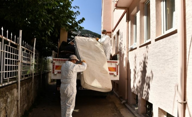 Bursa'da bir evden 2 kamyon çöp çıkarıldı