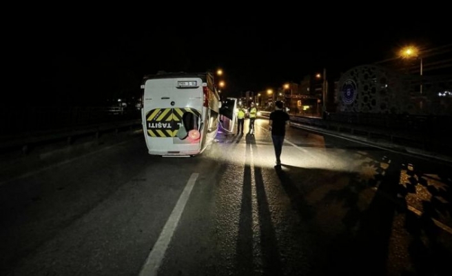 Bursa'da devrilen minibüsün sürücüsü yaralandı