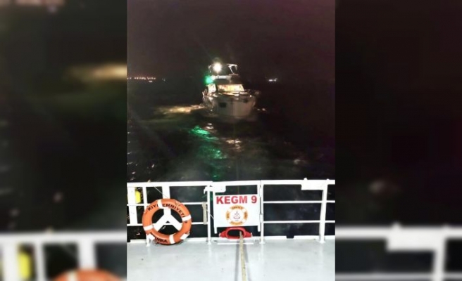 Çanakkale Boğazı'nda arızalanan tekne, KEGM ekiplerince kurtarıldı