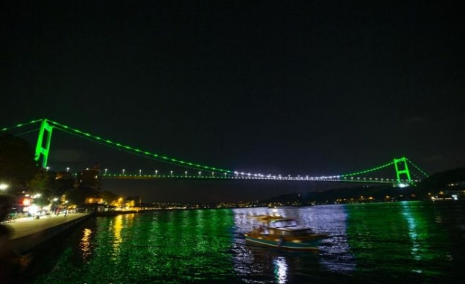 Fatih Sultan Mehmet Köprüsü Pakistan bayrağının renklerine büründü