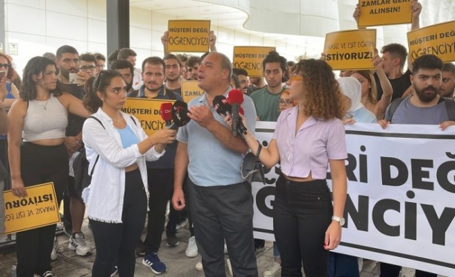İstanbul'da bir grup öğrenci okudukları özel üniversitede yapılan zamları protesto etti