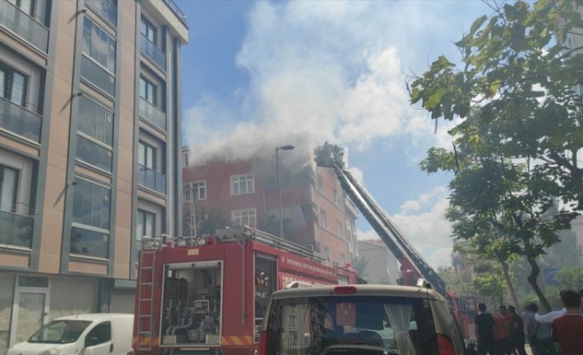 Kartal'da bir binada çıkan yangında 4 kişi dumandan etkilendi