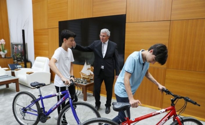 Sakarya'da bisikleti çalınan çocuğa yenisi hediye edildi