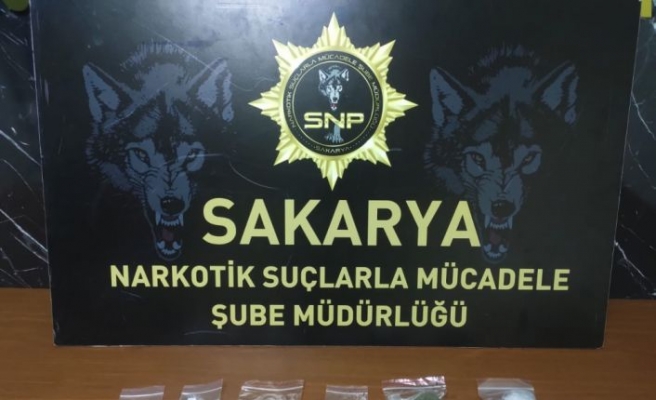 Sakarya'da narkotik uygulamasında yakalanan 8 şüpheliden 2'si tutuklandı
