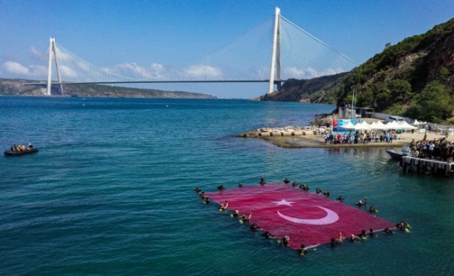 SAT komandoları engellilerle Marmara Denizi'nde “100. Yıl Zafer Dalışı“ yaptı