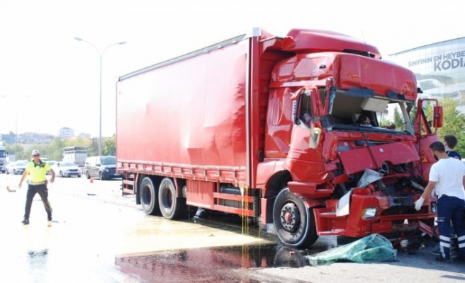 Sultanbeyli'de iki kamyonun çarpıştığı kaza