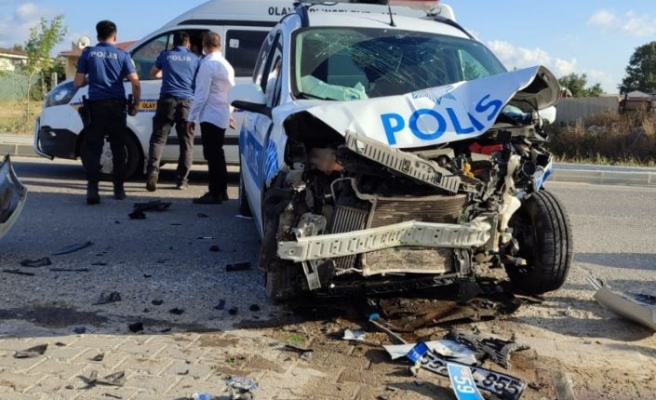 Tekirdağ'da hafif ticari aracın çarptığı polis otosundaki 2 polis yaralandı