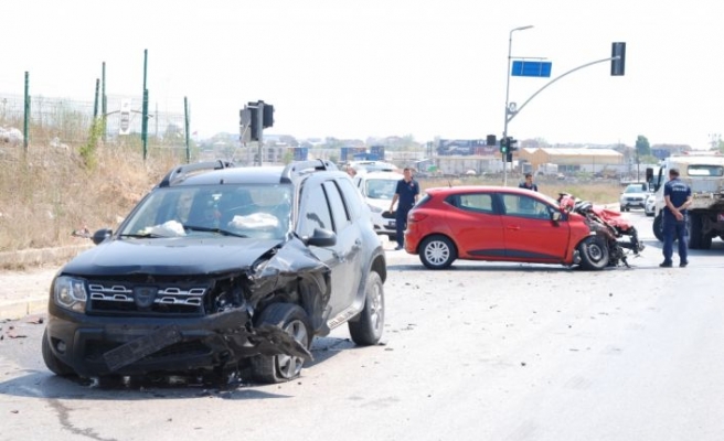Tuzla'da iki otomobilin çarpıştığı kazada sürücüler yaralandı