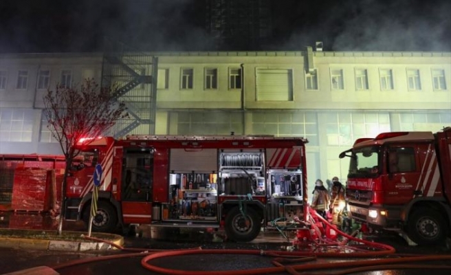 Beylikdüzü'nde bir iş yerinde çıkan yangında 10 katlı bir bina tedbir amaçlı boşaltıldı