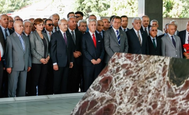 CHP Genel Başkanı Kılıçdaroğlu Özal ve Menderes'in anıt mezarlarını ziyaret etti