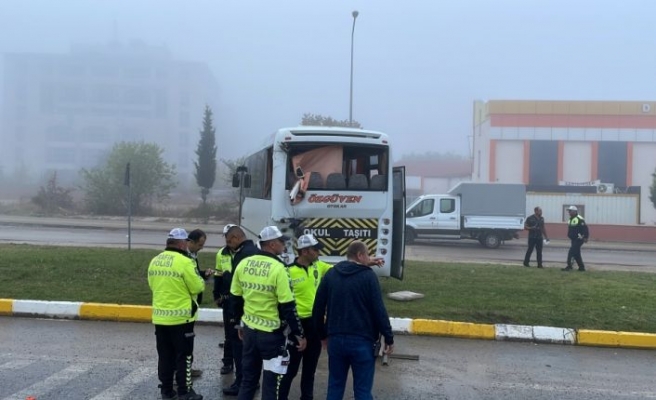 Edirne'de iki servis minibüsünün çarpıştığı kazada 20 kişi hafif yaralandı
