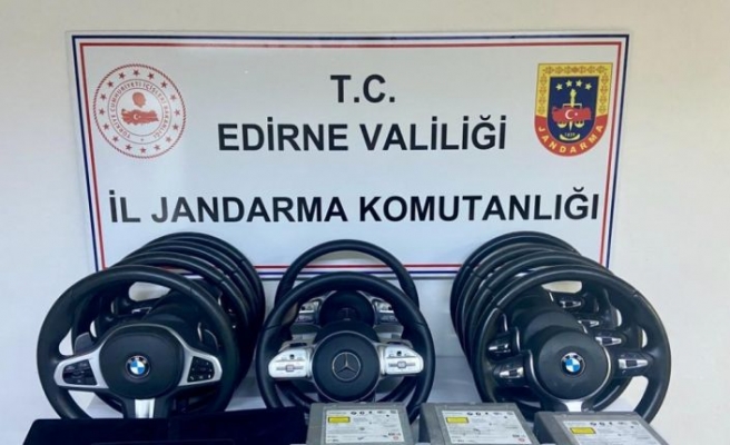 Edirne'de yurda kaçak sokulmak istenen 11 lüks araç direksiyonu ve otomobil parçaları ele geçirildi