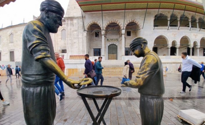 Eminönü Meydanı'ndaki simitçi heykelinin bronz simitleri çalındı