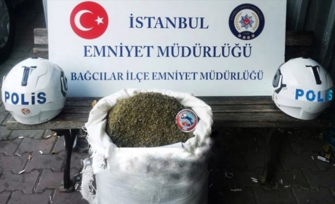 İstanbul'da polisten kaçan şüphelilerin motosikletinde 20 kilo 800 gram bonzai ele geçirildi