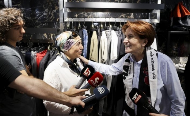 İYİ Parti Genel Başkanı Akşener, İstanbul'da esnaf ziyaretinde bulundu