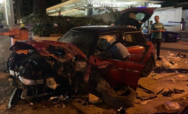 Kadıköy'de duvara çarpan otomobildeki üç kişi yaralandı