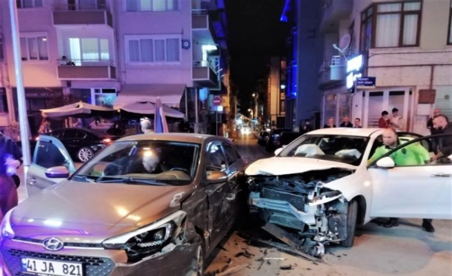 Kocaeli'de 2 otomobilin çarpıştığı kazada biri çocuk 3 kişi yaralandı