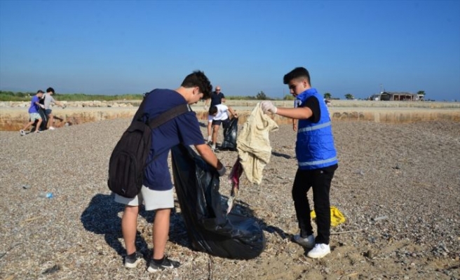 Manavgat'ta çevre temizliği etkinliğinde sahilden 27 torba çöp toplandı
