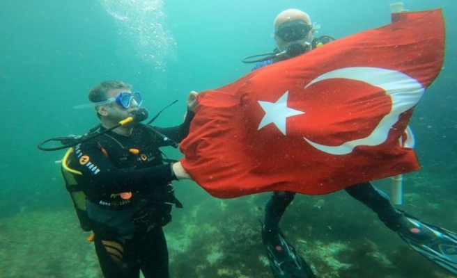 Preveze Deniz Zaferi'ni su altında Türk bayrağı açarak kutladılar
