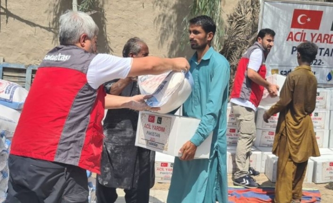 Sadakataşı Pakistan'da selden etkilenen 600 aileye yardım etti