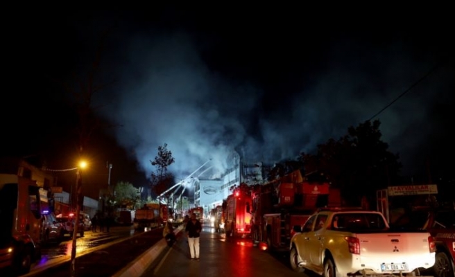 Sultanbeyli'de tencere imalathanesinde çıkan yangın söndürüldü