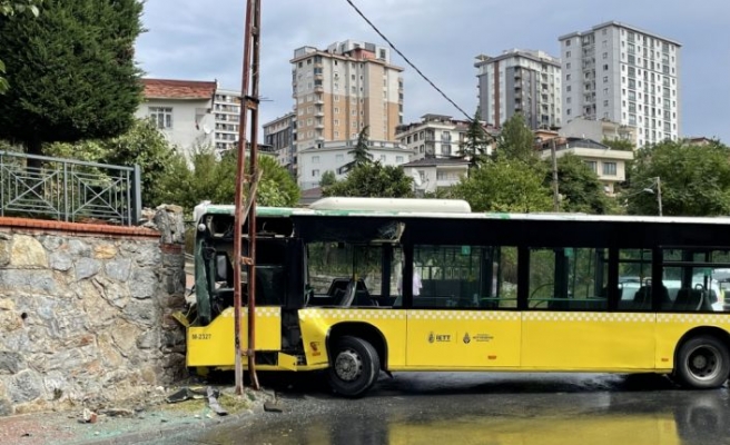 Ümraniye'de duvara çarpan İETT otobüsündeki 2 kişi yaralandı