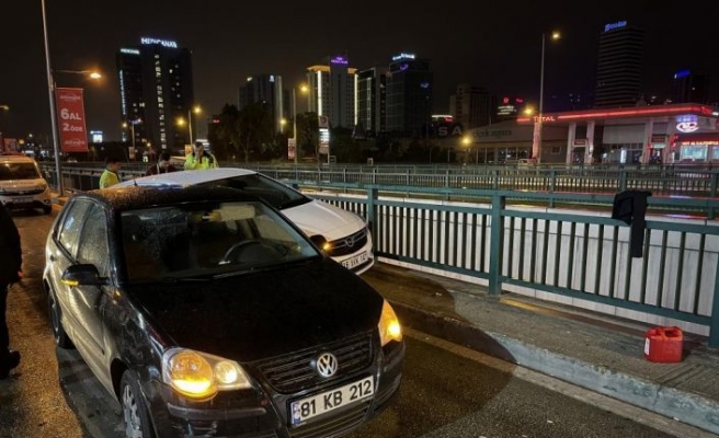 Bursa'da yakıtı biten aracın sürücüsüne yardım eden kişiye otomobil çarptı