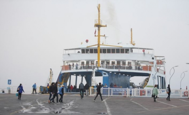 Çanakkale Boğazı yoğun sis nedeniyle transit gemi geçişlerine kapatıldı