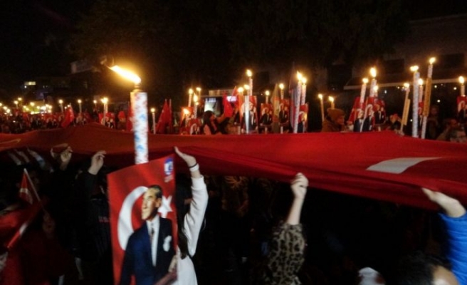 Çanakkale'de 29 Ekim Cumhuriyet Bayramı fener alayıyla kutlandı