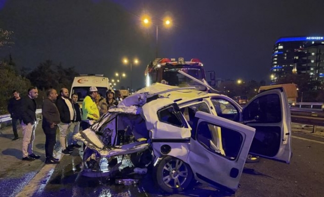 İstanbul'da kamyonet ile hafif ticari aracın çarpıştığı kazada 1 kişi öldü, 2 kişi yaralandı