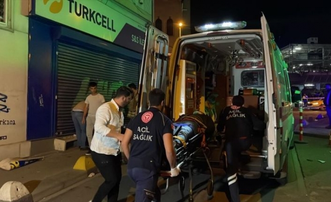 Kadıköy'de devrilen otomobildeki 2 kişi yaralandı