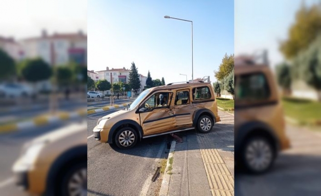 Kırklareli'nde panelvan ile hafif ticari aracın çarpıştığı kazada 3 kişi yaralandı