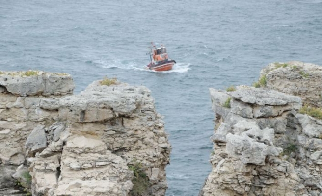 Alabora olan teknedeki 2 kişiden 1'i kurtarıldı