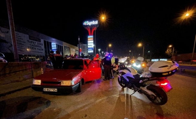 Kocaeli'de çalıntı otomobille polisten kaçan 3 kişi yakalandı