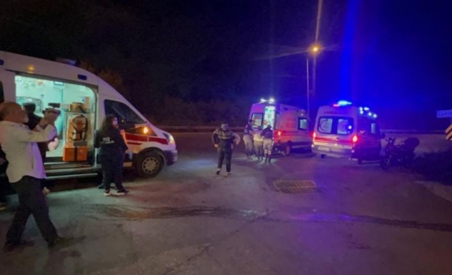 Kocaeli'de otomobille taksinin çarpıştığı kazada 5 kişi yaralandı