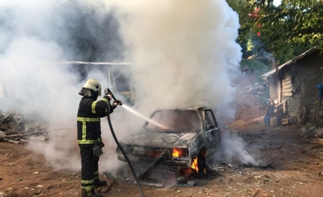 Kocaeli'de park halindeki otomobil yandı