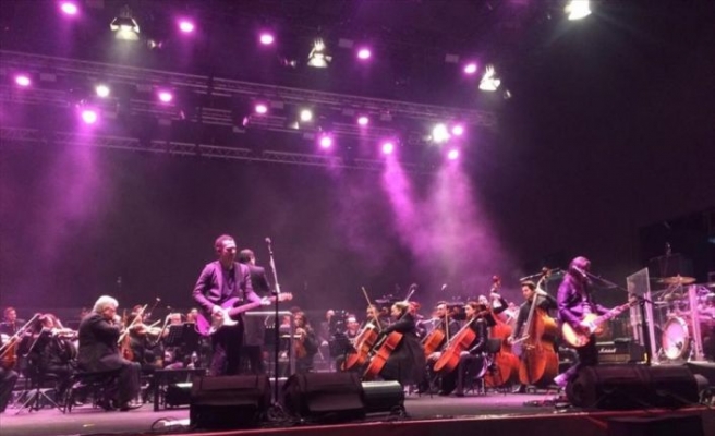 Mor ve Ötesi Cumhuriyet Bayramı dolayısıyla Bursa'da konser verdi