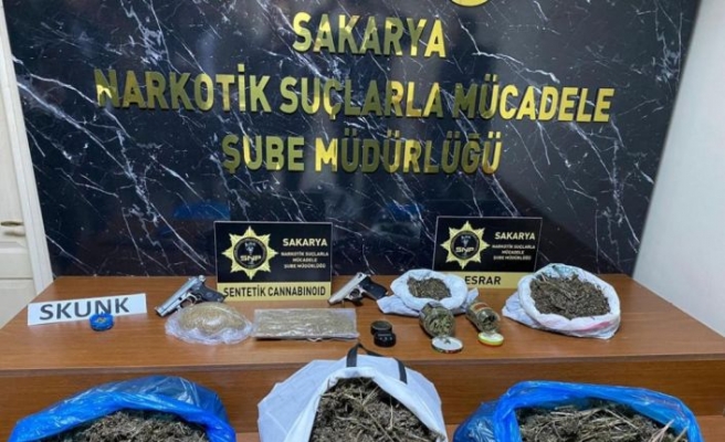 Sakarya'da 11 kilogram uyuşturucu ve 45 ruhsatsız silah ele geçirildi