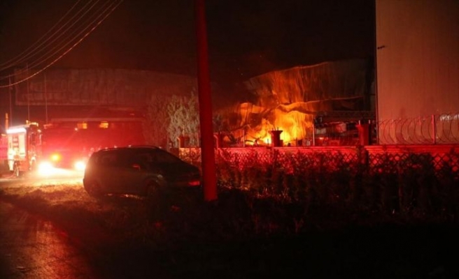 Sünger fabrikasında çıkan yangına ekipler müdahale ediyor