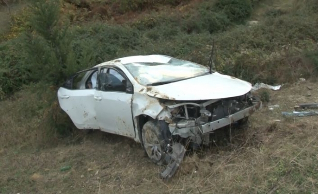Arnavutköy'de şarampole yuvarlanan otomobildeki 2 kişi yaralandı