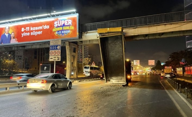 Ataşehir'de hafriyat kamyonunun açılan damperi üst geçide çarptı